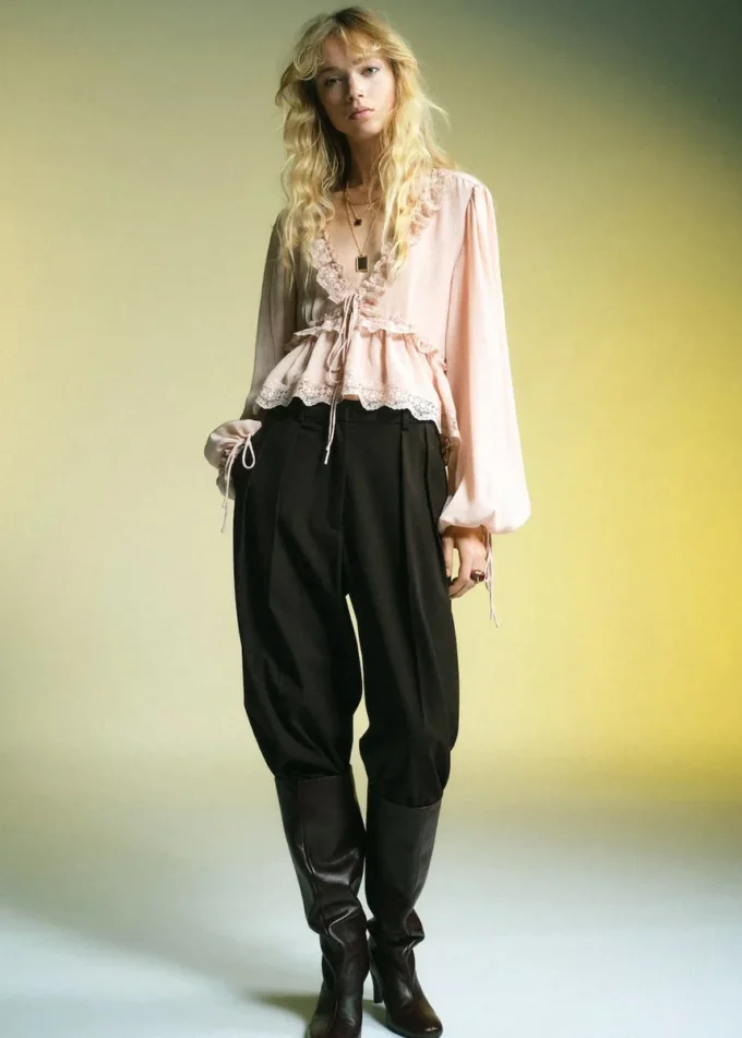 Bluzka z dekoltem w szpic i koronkową lamówką Bluzka z dekoltem w szpic i koronkową lamówką