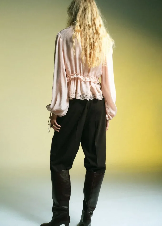 Bluzka z dekoltem w szpic i koronkową lamówką Bluzka z dekoltem w szpic i koronkową lamówką