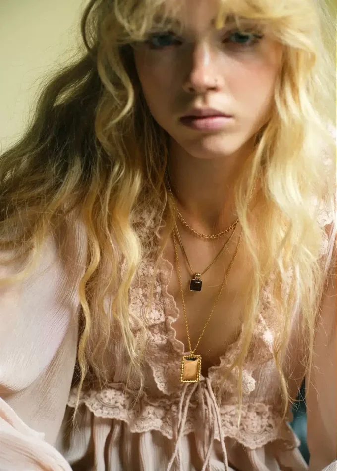 Bluzka z dekoltem w szpic i koronkową lamówką Bluzka z dekoltem w szpic i koronkową lamówką