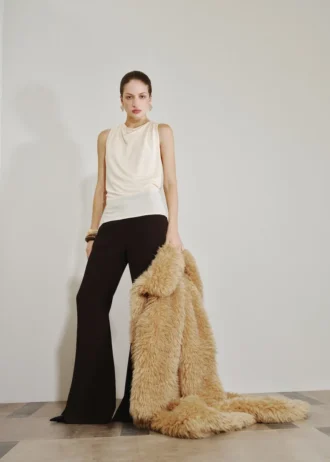 Bluzka z drapowanym dekoltem i metalicznymi detalami