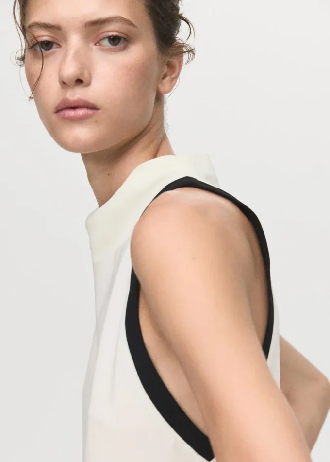 Bluzka z drapowanym kołnierzem i kontrastowymi wykończeniami Bluzka z drapowanym kołnierzem i kontrastowymi wykończeniami