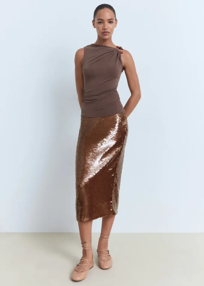 Bluzka z falbanami i ozdobnym klejnotem Bluzka z falbanami i ozdobnym klejnotem