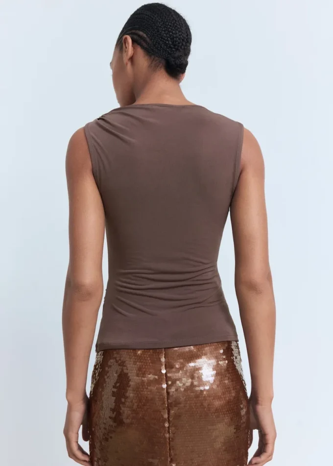 Bluzka z falbanami i ozdobnym klejnotem Bluzka z falbanami i ozdobnym klejnotem