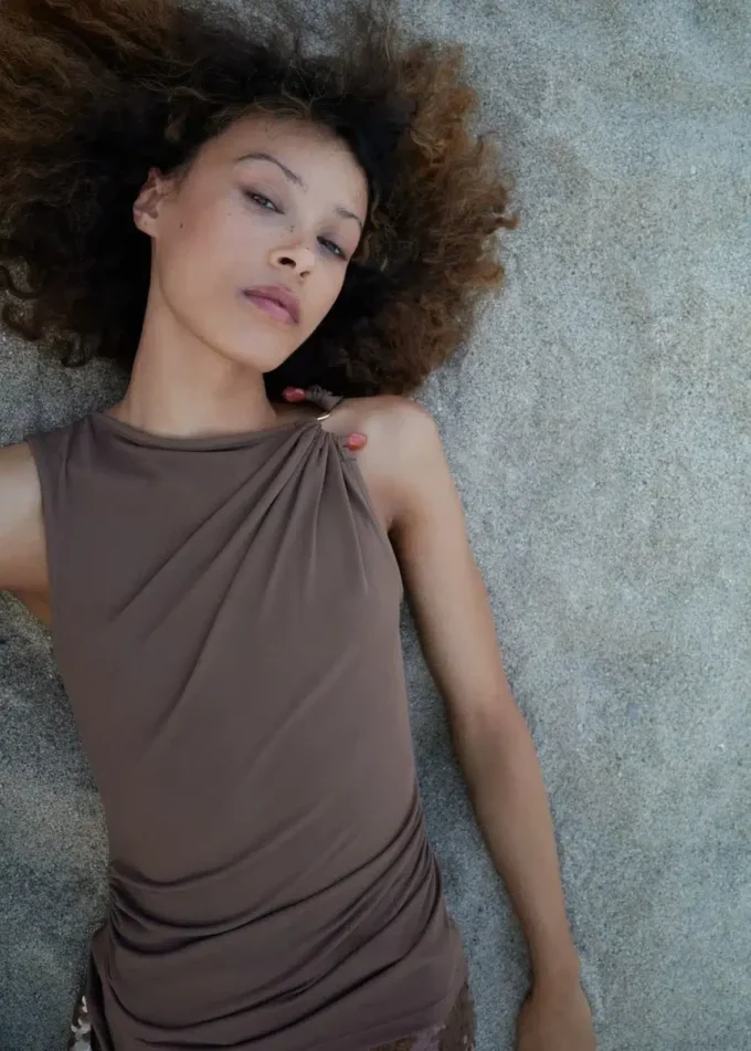 Bluzka z falbanami i ozdobnym klejnotem Bluzka z falbanami i ozdobnym klejnotem