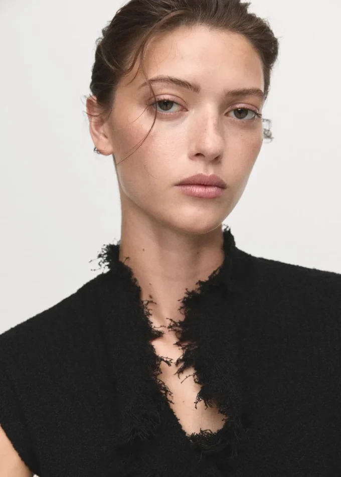 Bluzka z krzyżującym się dekoltem i postrzępionymi wykończeniami Bluzka z krzyżującym się dekoltem i postrzępionymi wykończeniami