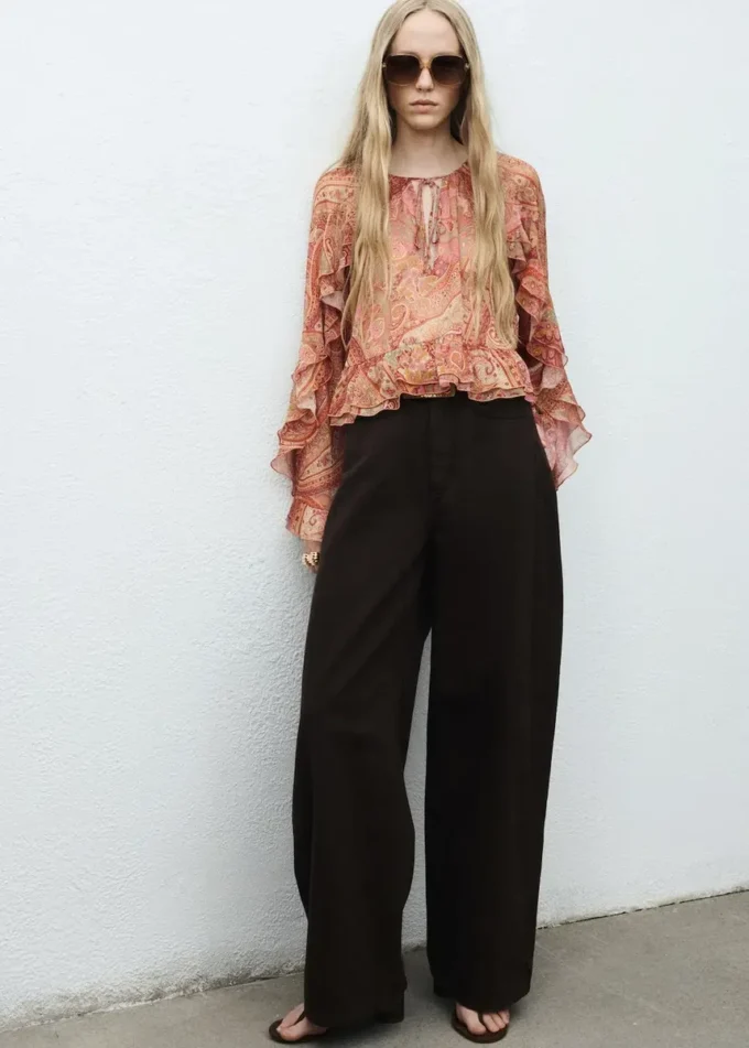 Bluzka z nadrukiem i falbanami Bluzka z nadrukiem i falbanami