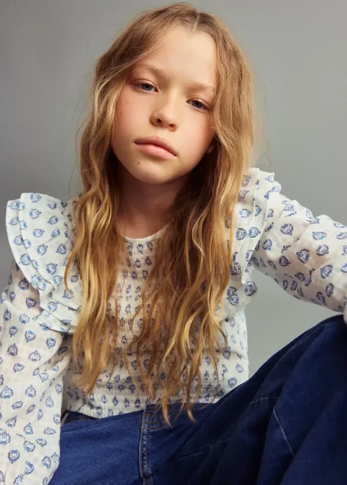 Bluzka z nadrukiem i falbanami