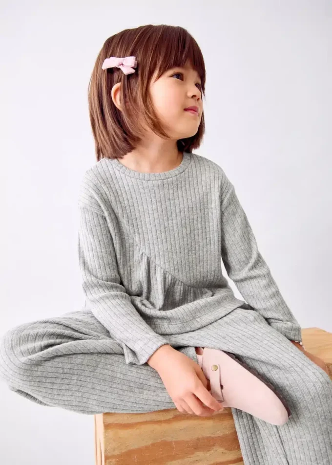 Bluzka z prążkowanej dzianiny z falbanami Bluzka z prążkowanej dzianiny z falbanami