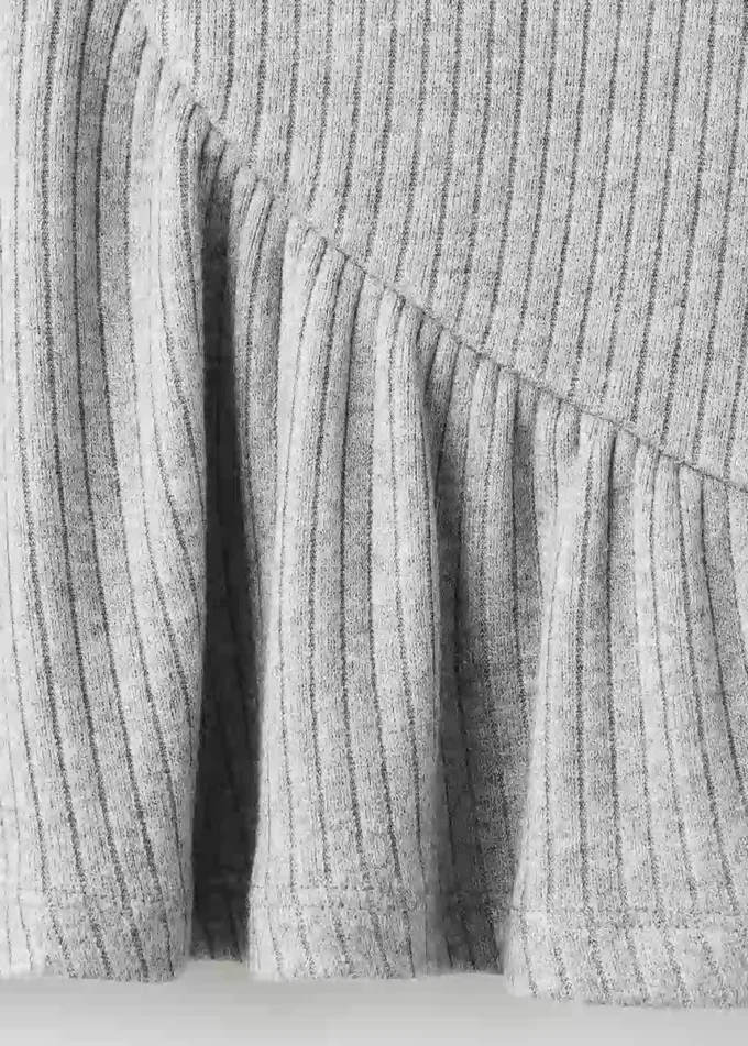 Bluzka z prążkowanej dzianiny z falbanami Bluzka z prążkowanej dzianiny z falbanami