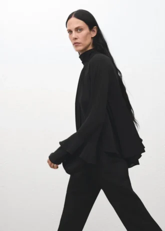 Bluzka z rozkloszowanymi rękawami i falbanami