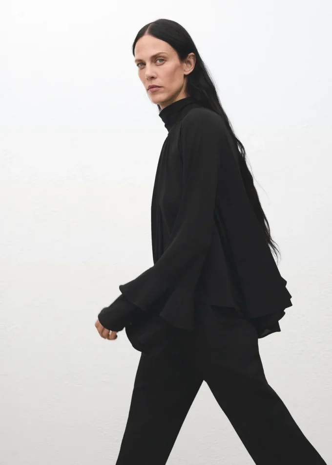 Bluzka z rozkloszowanymi rękawami i falbanami Bluzka z rozkloszowanymi rękawami i falbanami