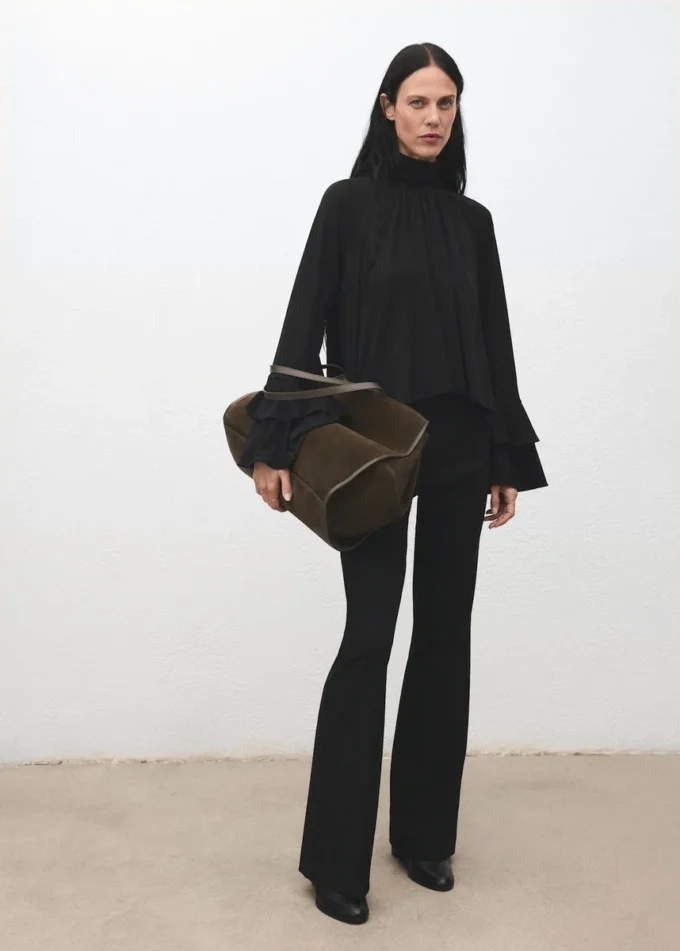 Bluzka z rozkloszowanymi rękawami i falbanami Bluzka z rozkloszowanymi rękawami i falbanami