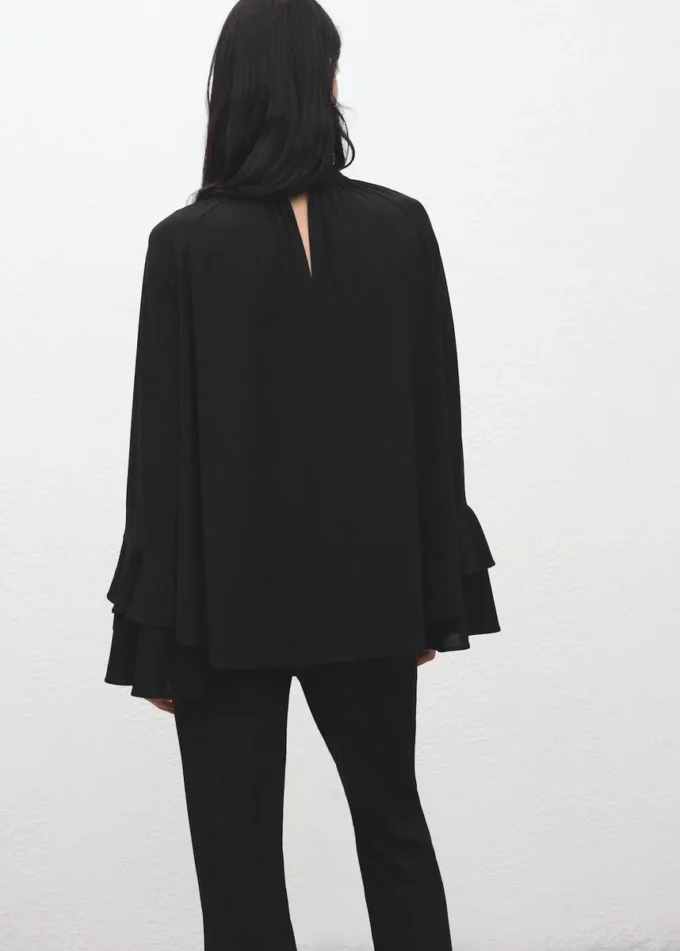 Bluzka z rozkloszowanymi rękawami i falbanami Bluzka z rozkloszowanymi rękawami i falbanami