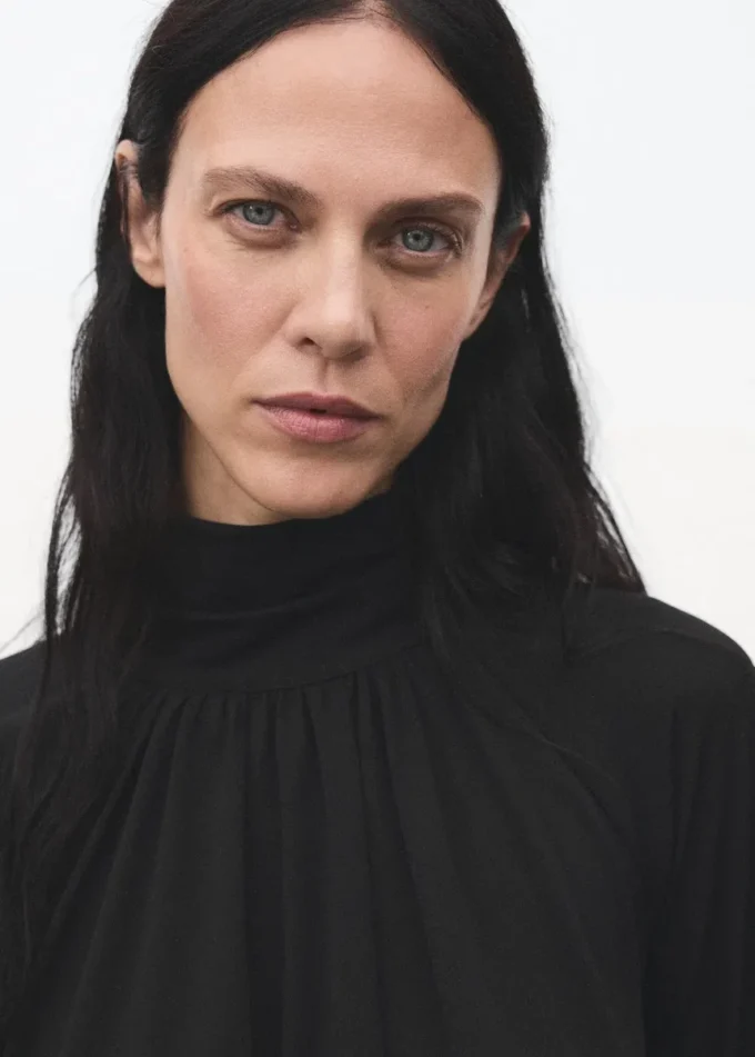 Bluzka z rozkloszowanymi rękawami i falbanami Bluzka z rozkloszowanymi rękawami i falbanami