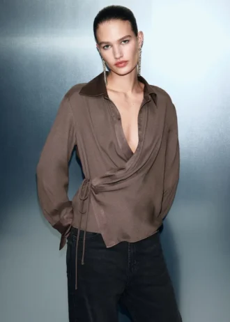 Bluzka z satyny z krzyżowanym dekoltem