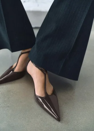 Buty z lakierowanej skóry na niskim obcasie