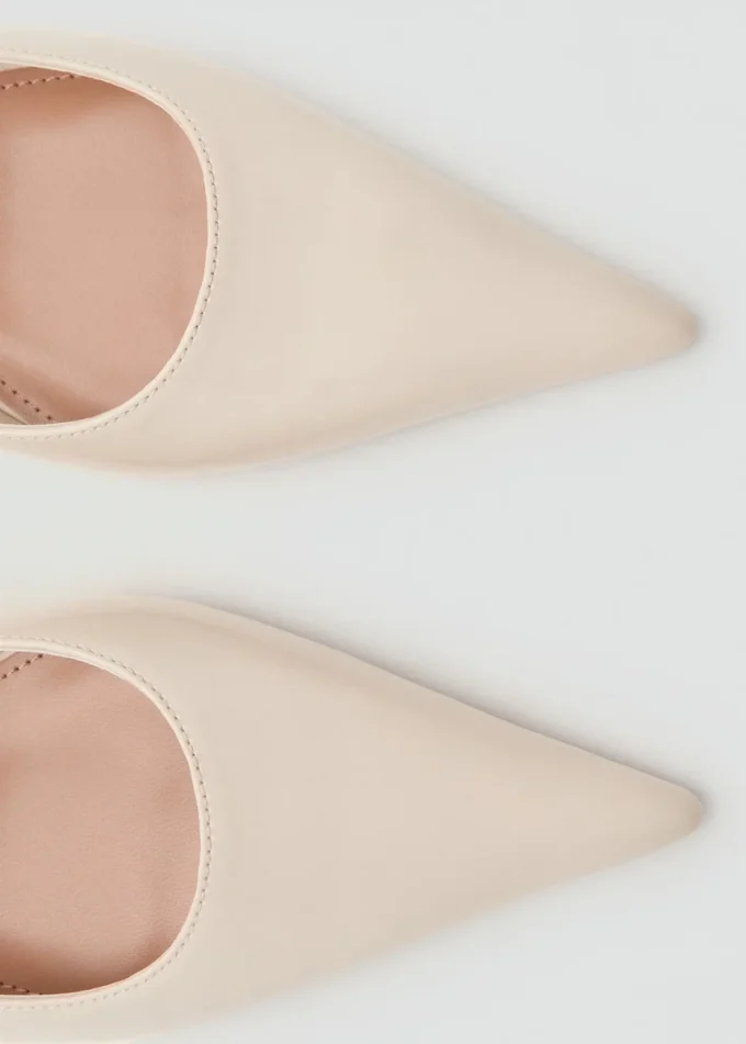 Buty z ostrym czubkiem i niskim obcasem Buty z ostrym czubkiem i niskim obcasem