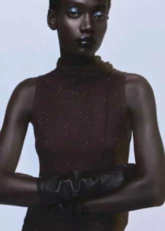 Błyszczący top z fularem