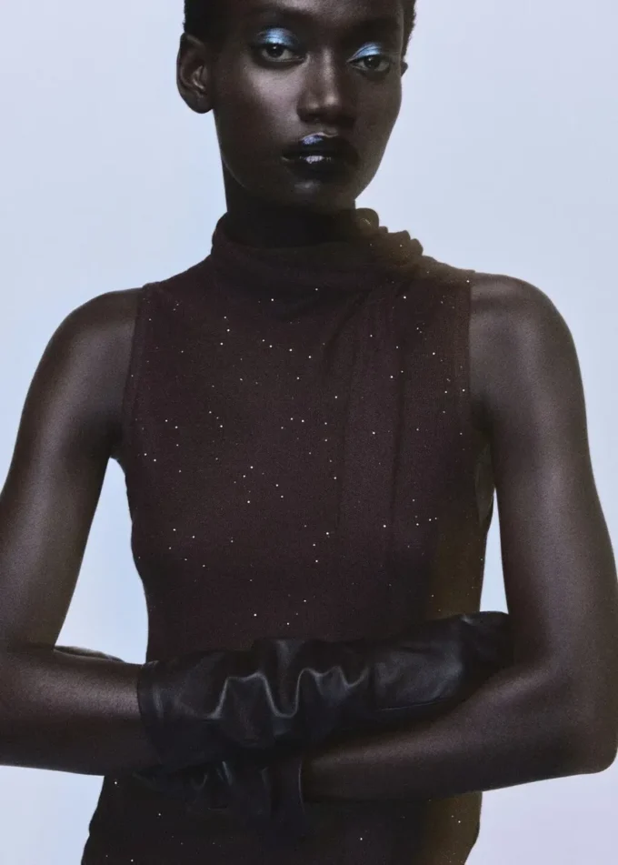 Błyszczący top z fularem Błyszczący top z fularem