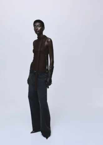 Błyszczący top z fularem