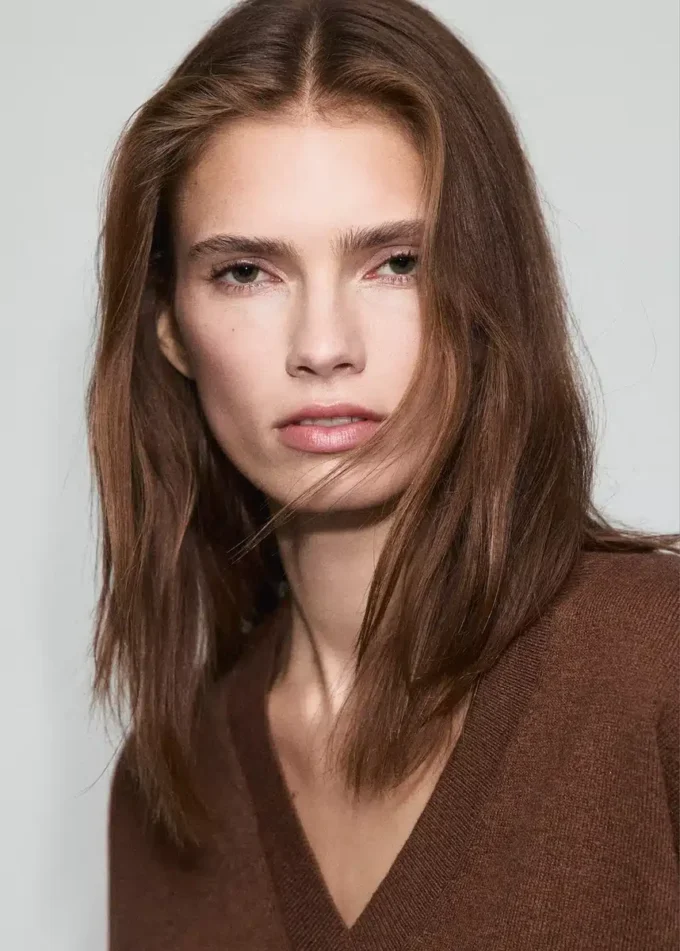 Cienki sweter z dekoltem w serek Cienki sweter z dekoltem w serek