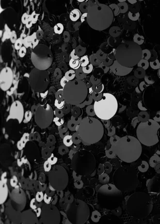 Czapka z cekinami i kokardą