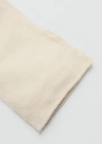 Czapka z dzianiny z guzikami