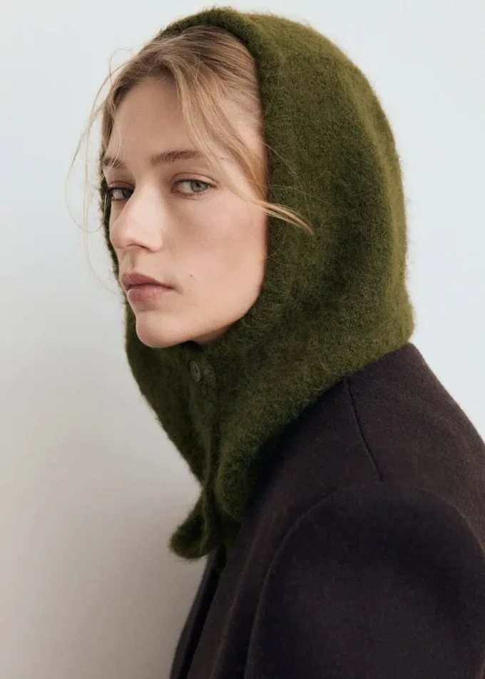 Czapka z dzianiny z guzikami