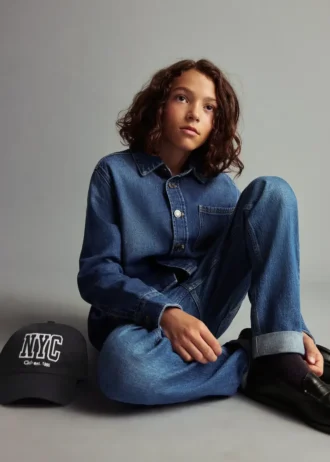 Czapka z haftowanym napisem