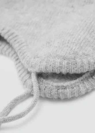 Czapka z pomponem i wzorem żakardowym