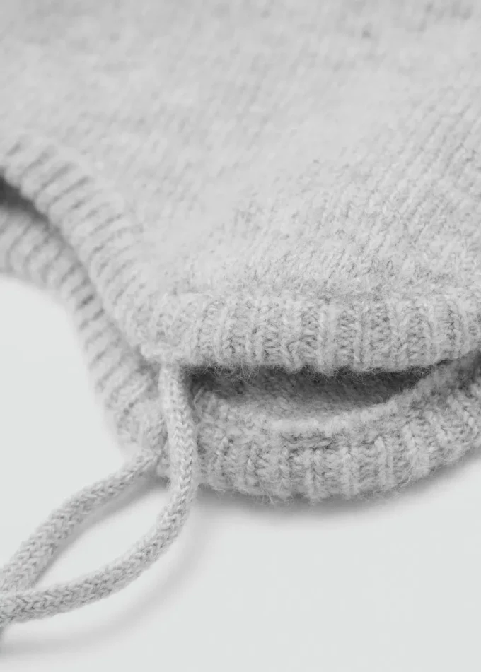 Czapka z pomponem i wzorem żakardowym