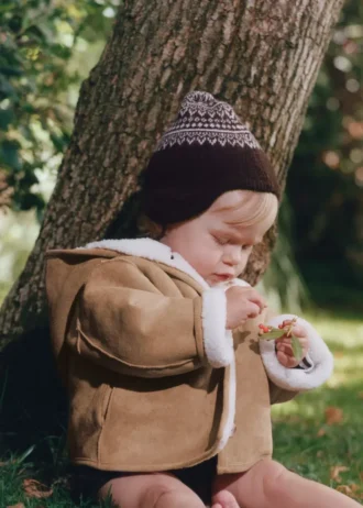 Czapka z pomponem i wzorem żakardowym
