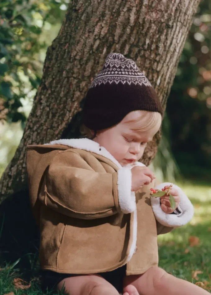Czapka z pomponem i wzorem żakardowym
