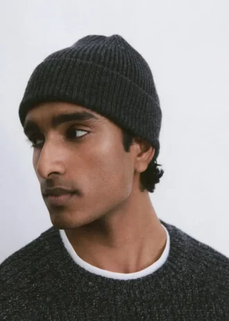Czapka z prążkowanej wełny