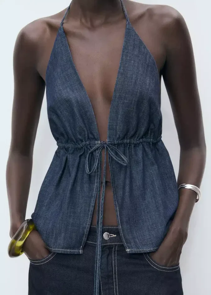 Dżinsowa bluzka z dekoltem w szpic i kokardką Dżinsowa bluzka z dekoltem w szpic i kokardką