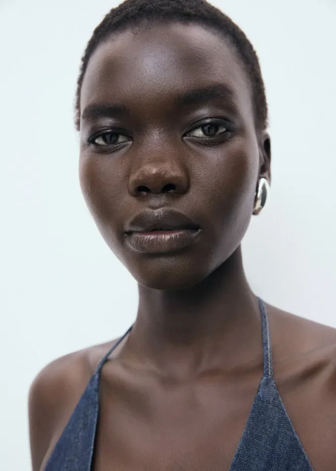 Dżinsowa bluzka z dekoltem w szpic i kokardką Dżinsowa bluzka z dekoltem w szpic i kokardką