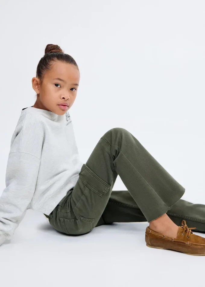 Dżinsy cargo z rozszerzanymi nogawkami