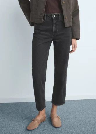 Dżinsy o dopasowanym kroju i wysokim stanie