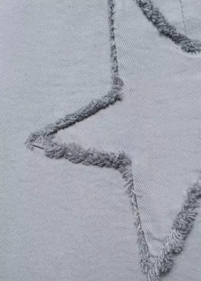 Dżinsy z haftowanymi gwiazdami