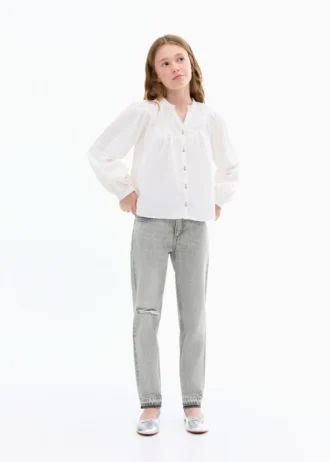 Dżinsy z ozdobnymi przetarciami w kroju mom fit Dżinsy z ozdobnymi przetarciami w kroju mom fit