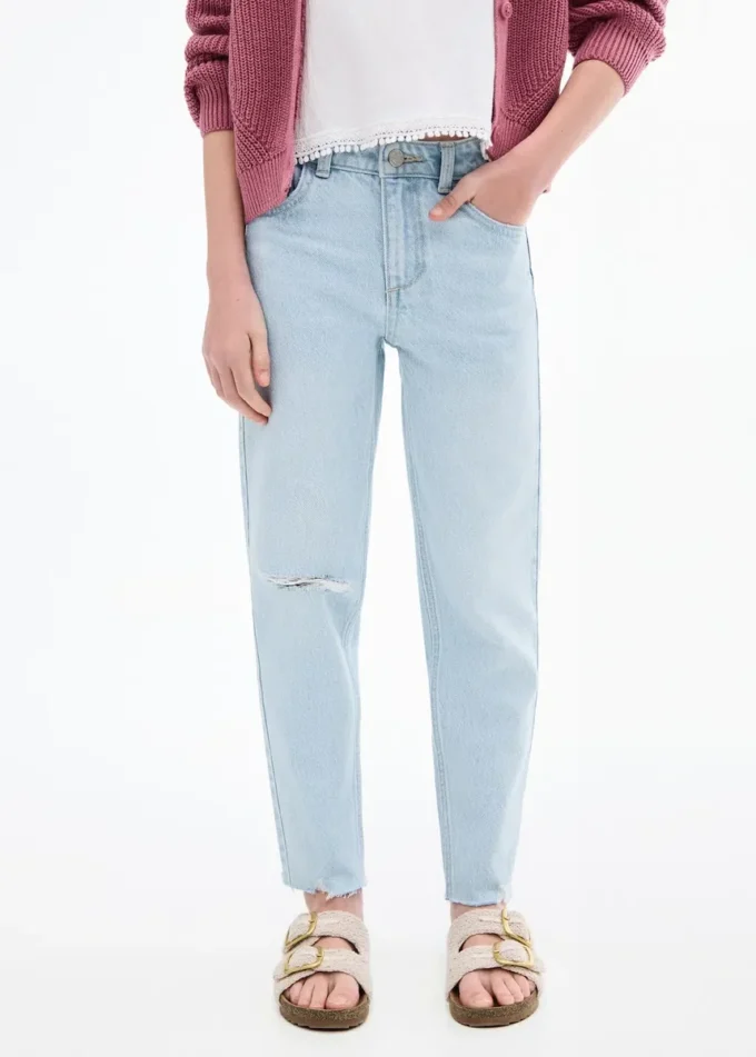 Dżinsy z ozdobnymi przetarciami w kroju mom fit Dżinsy z ozdobnymi przetarciami w kroju mom fit