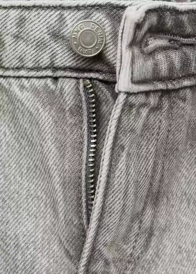 Dżinsy z ozdobnymi przetarciami w kroju mom fit Dżinsy z ozdobnymi przetarciami w kroju mom fit