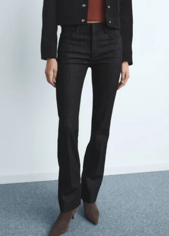 Dżinsy z rozszerzanymi nogawkami i średnim stanem