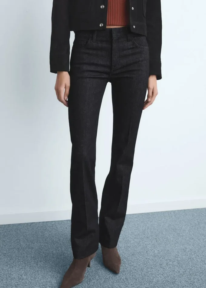 Dżinsy z rozszerzanymi nogawkami i średnim stanem Dżinsy z rozszerzanymi nogawkami i średnim stanem