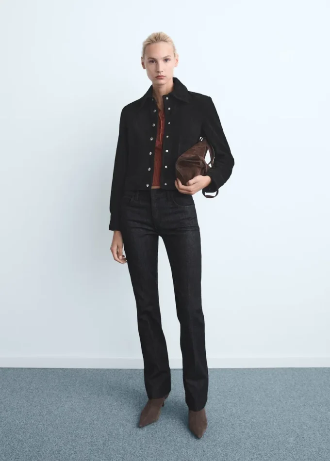 Dżinsy z rozszerzanymi nogawkami i średnim stanem Dżinsy z rozszerzanymi nogawkami i średnim stanem