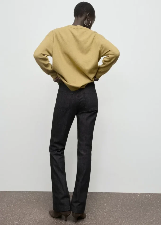 Dżinsy z rozszerzanymi nogawkami i średnim stanem Dżinsy z rozszerzanymi nogawkami i średnim stanem