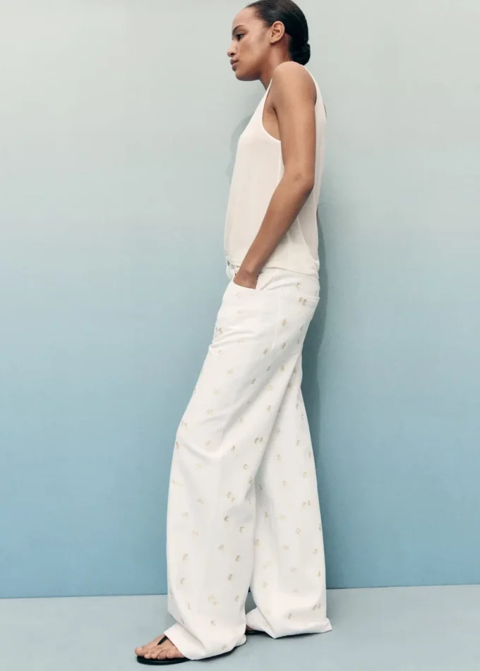 Dżinsy z szerokimi nogawkami i haftowanym kwiatem Dżinsy z szerokimi nogawkami i haftowanym kwiatem