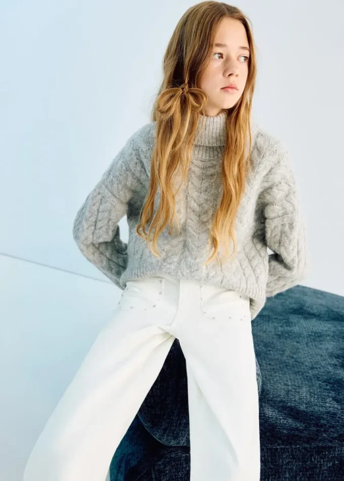 Dżinsy z ćwiekami w kształcie gwiazdy