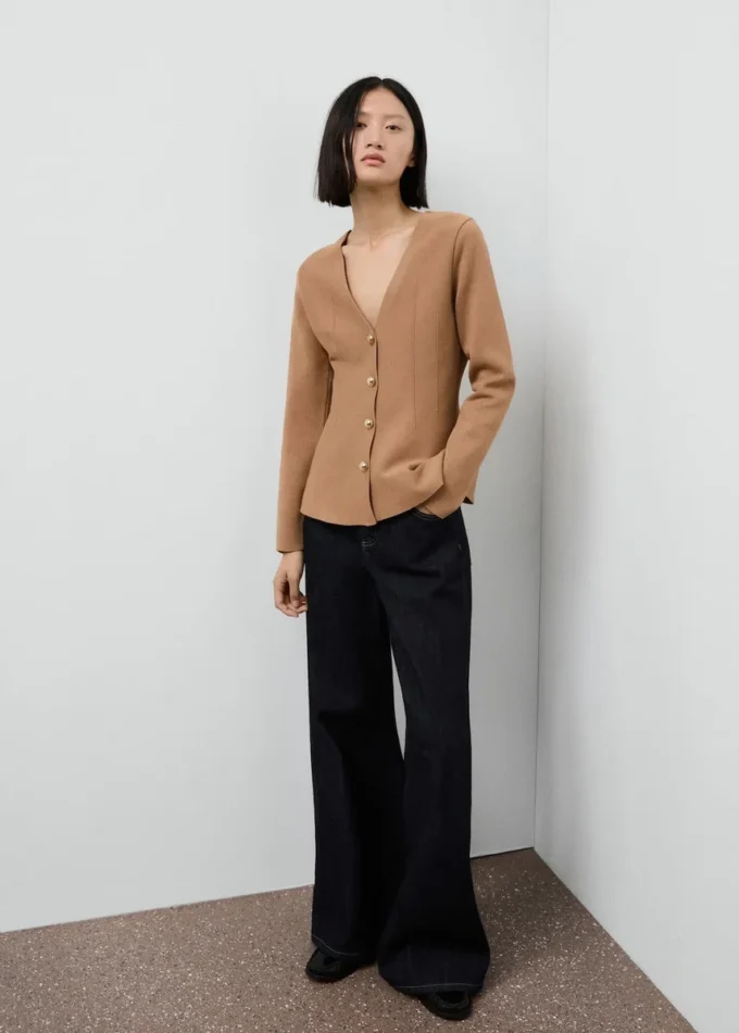 Dopasowana dzianinowa kurtka z guzikami Dopasowana dzianinowa kurtka z guzikami