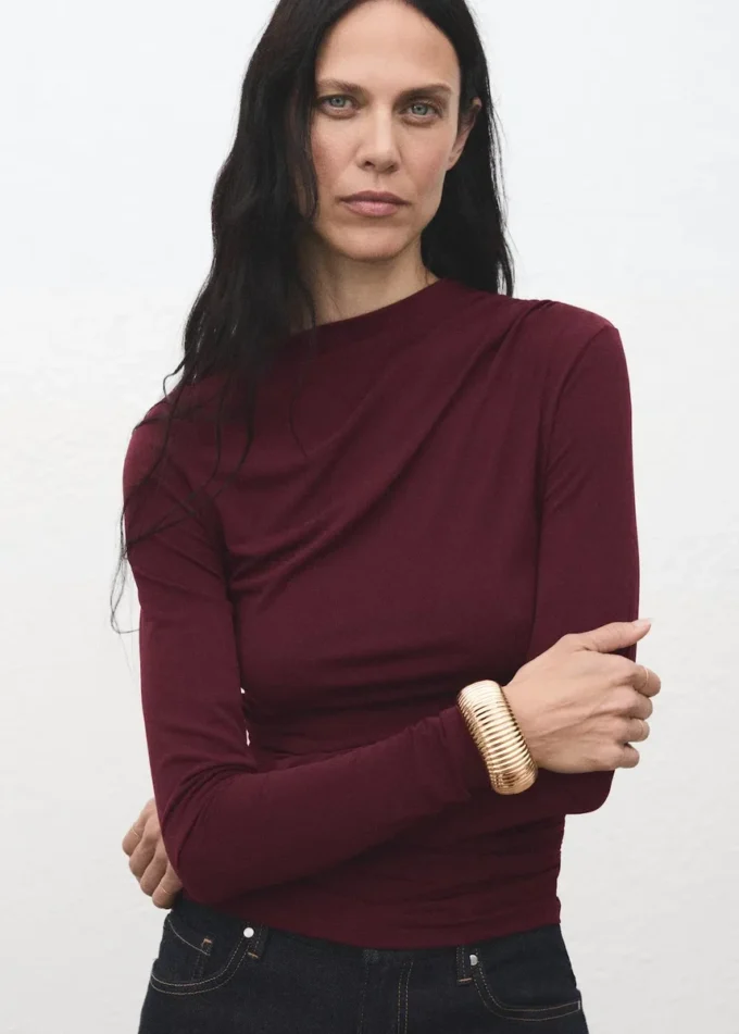 Dopasowana koszulka z drapowanym dekoltem Dopasowana koszulka z drapowanym dekoltem